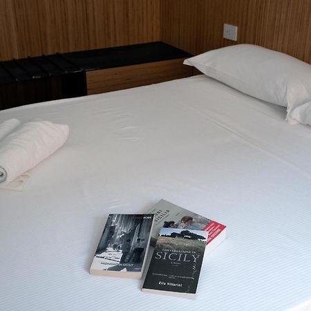 Sognalibro Bed And Books Panzió Ragusa Kültér fotó